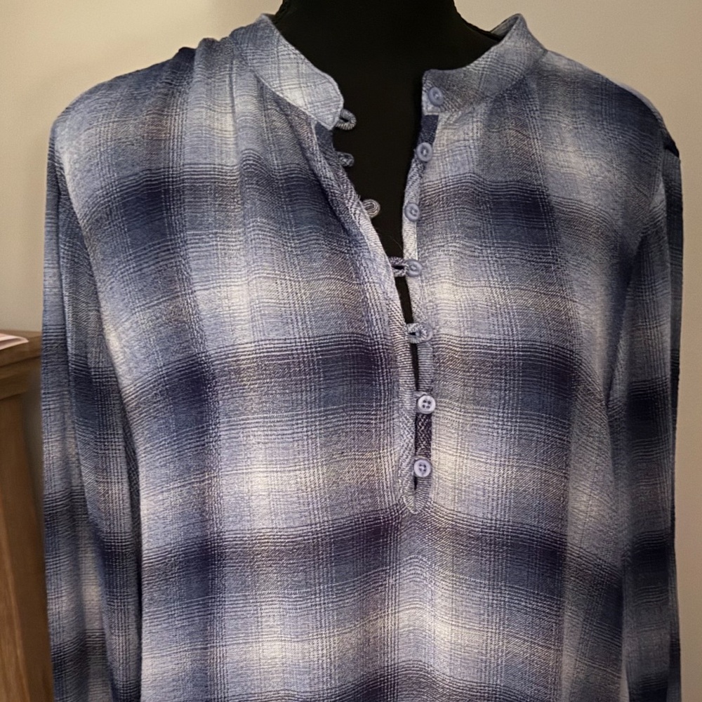 Cloth and Stone top size Large. - Picture 2 of 2